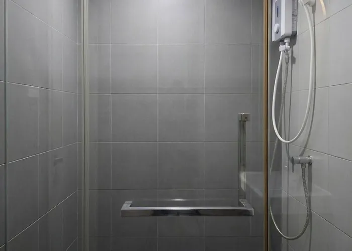 Apartment Modern Pool View, King Bed, Bts Punnawithi Bangkok