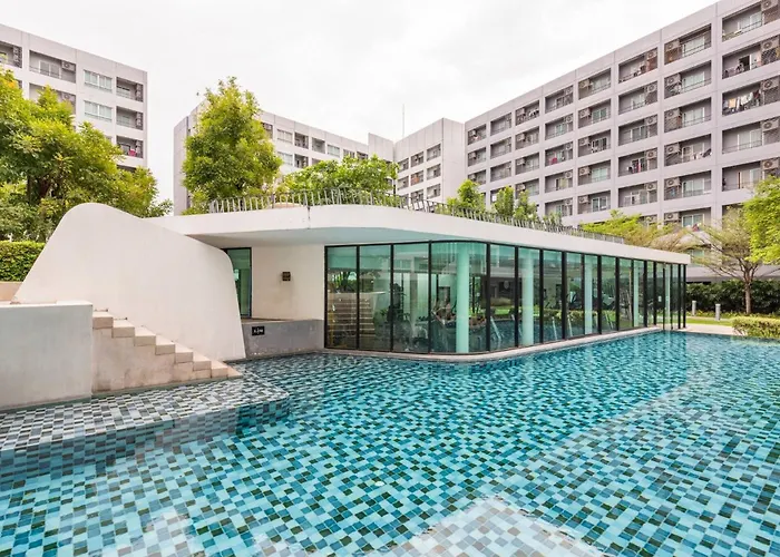 Modern Pool View, King Bed, Bts Punnawithi Bangkok