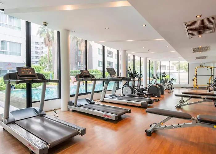 Modern Pool View, King Bed, Bts Punnawithi Bangkok