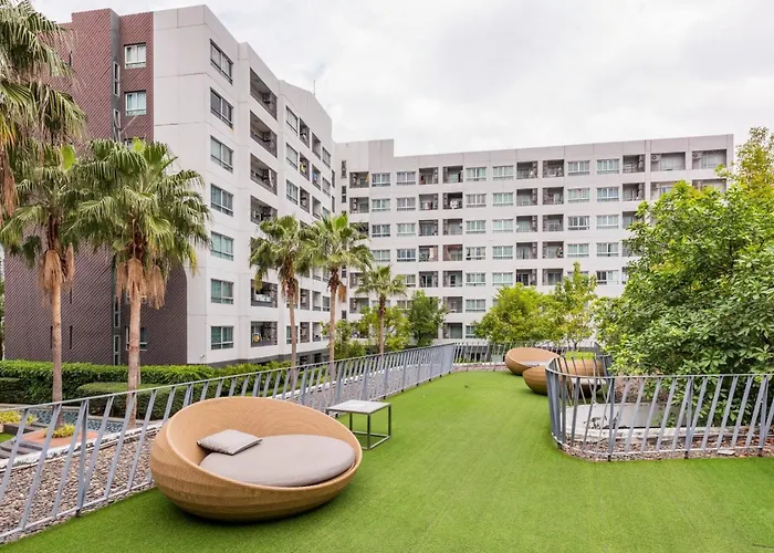 Apartment Modern Pool View, King Bed, Bts Punnawithi *