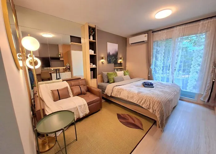 Modern Pool View, King Bed, Bts Punnawithi Bangkok