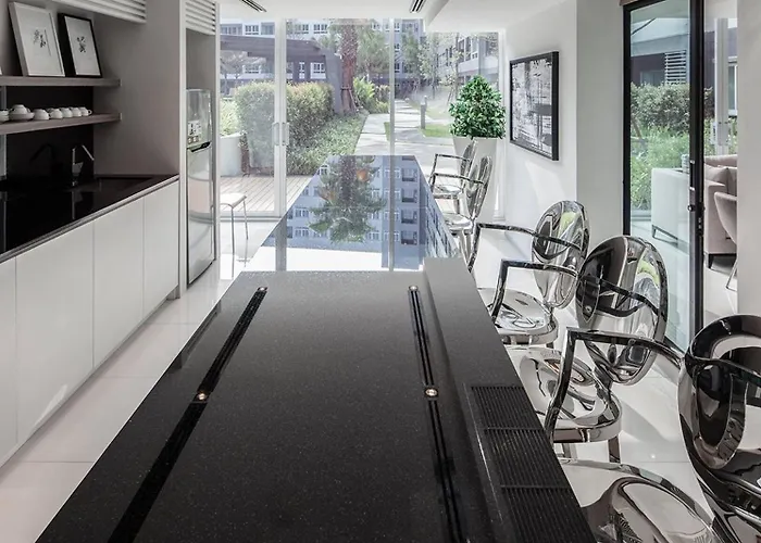 Modern Pool View, King Bed, Bts Punnawithi Bangkok