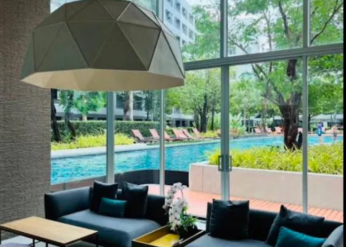 Modern Pool View, King Bed, Bts Punnawithi Apartment Bangkok